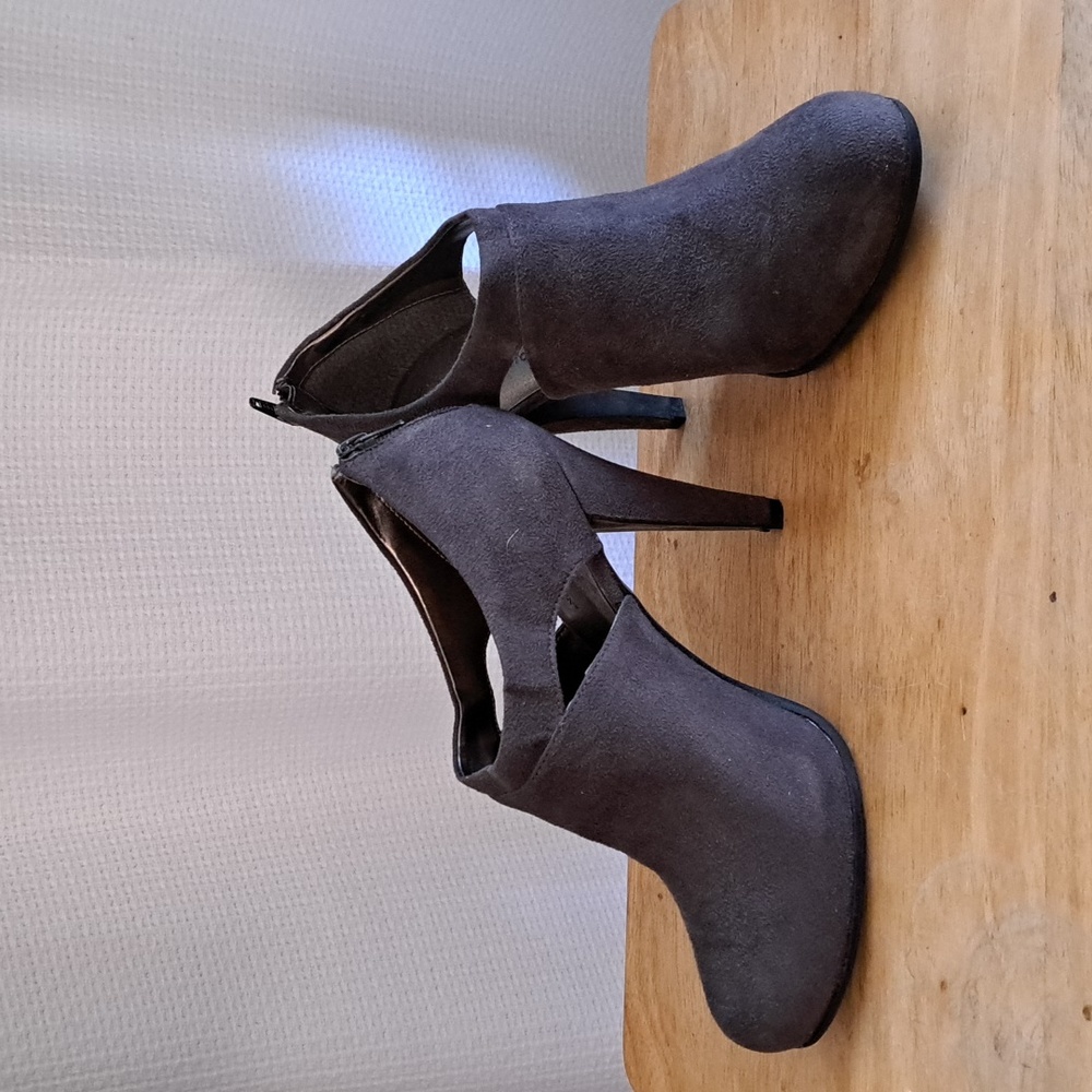 Grey Suede leather high heels sz 8 by Worthington